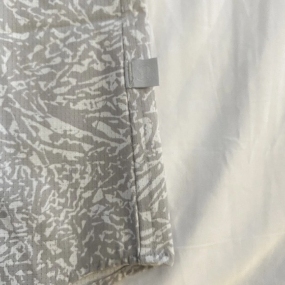 Lululemon Airing Easy SS Short Sleeve Shirt Gray/White Men’s Size S - Picture 4 of 6